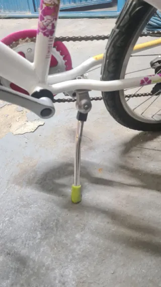 Bicicleta infantil rosa y blanca