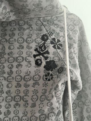 Sudadera Volcom con estampado calaveras