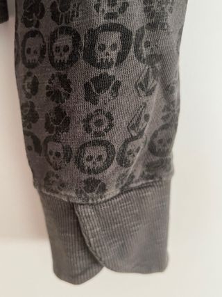 Sudadera Volcom con estampado calaveras