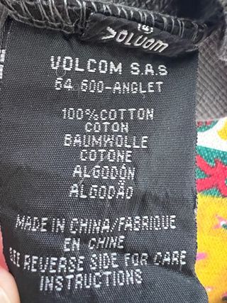 Sudadera Volcom con estampado calaveras