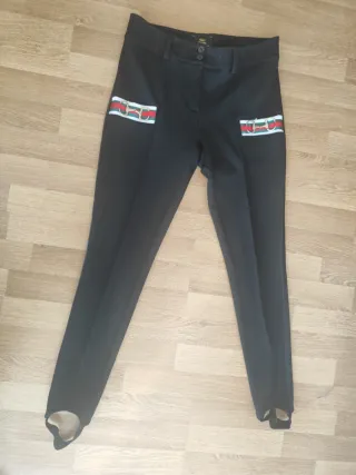 Pantalón elástico negro con detalle