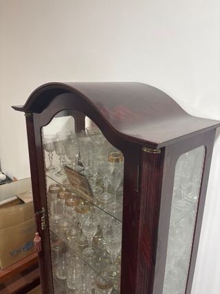 Vitrina de madera color vino con detalles dorados