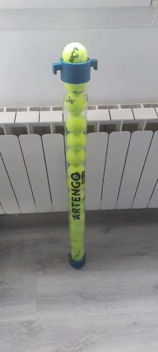 Tubo recogepelotas y pelotas pádel