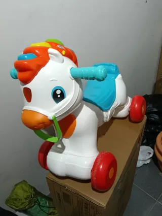 Cuna y caballito de madera