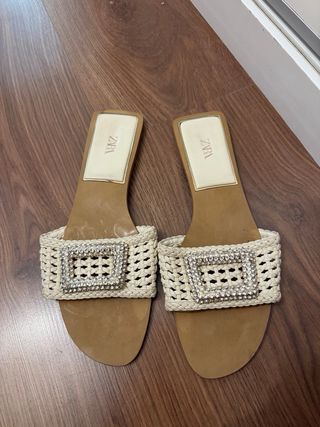 Sandalias planas Zara beige y doradas