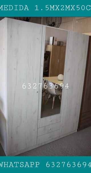 Armario de madera con espejo