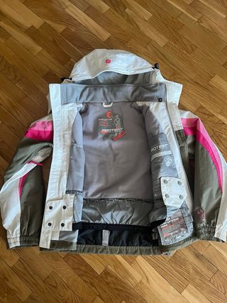 Chaqueta marca “Protest” verde oliva y rosa