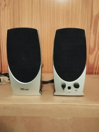 Altavoces Trust Plateados y Negros