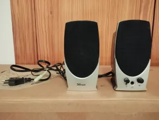 Altavoces Trust Plateados y Negros