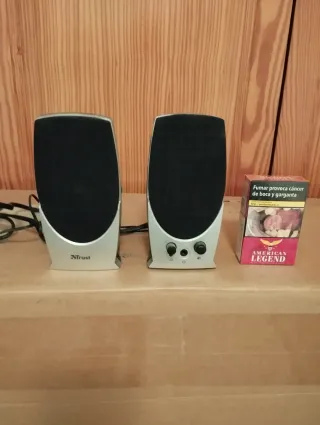 Altavoces Trust Plateados y Negros