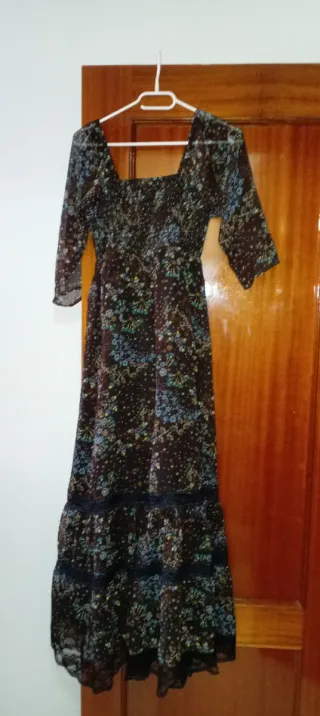 Vestido largo estampado floral de gasa y encaje.