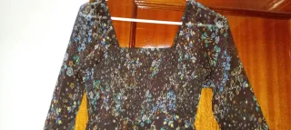 Vestido largo estampado floral de gasa y encaje.