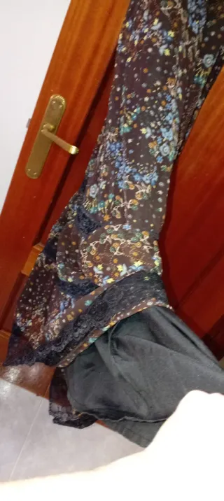 Vestido largo estampado floral de gasa y encaje.