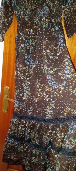 Vestido largo estampado floral de gasa y encaje.