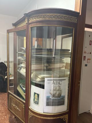 Vitrina de madera con detalles dorados