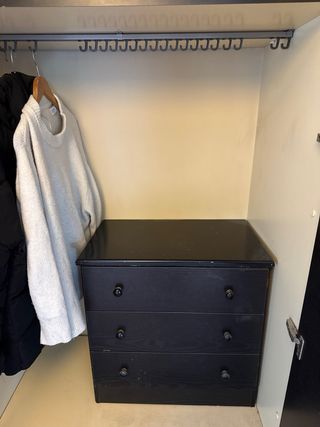 Cómoda baja de madera negra