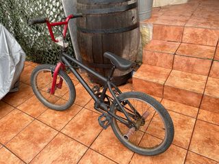 Bicicleta BMX Roja y Negra.