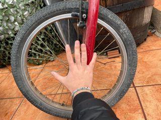 Bicicleta BMX Roja y Negra.