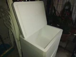 Nevera portátil blanca grande.