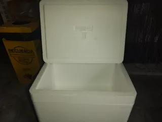 Nevera portátil blanca grande.