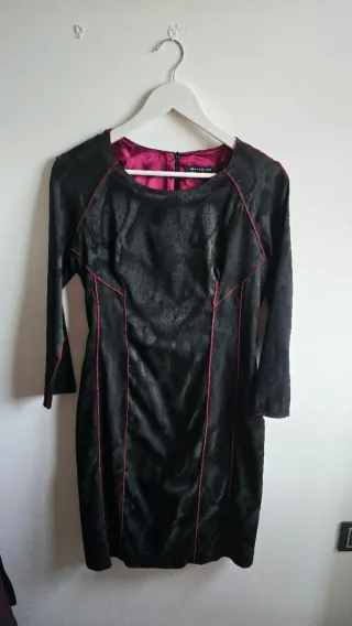 Vestido negro ajustado con detalles rojos