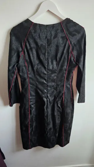 Vestido negro ajustado con detalles rojos