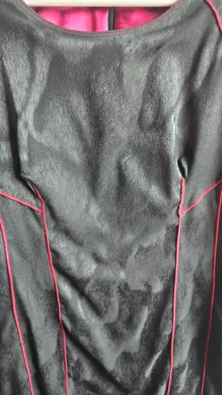 Vestido negro ajustado con detalles rojos