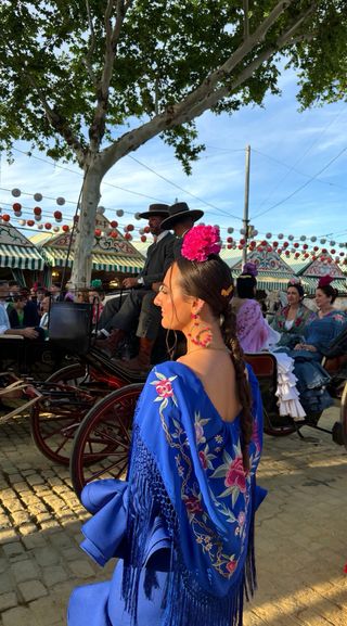 Traje de flamenca, mantón, flor y pendientes