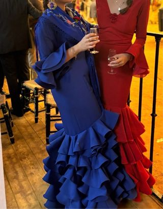 Traje de flamenca, mantón, flor y pendientes
