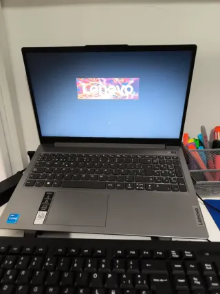 Ordenador portátil Lenovo gris segunda mano