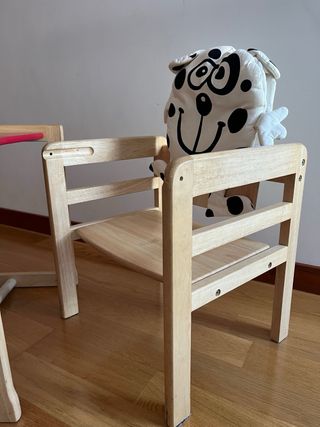 Trona de madera convertible en silla y mesa