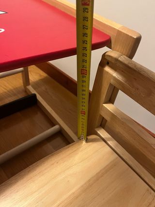 Trona de madera convertible en silla y mesa