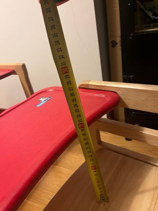 Trona de madera convertible en silla y mesa