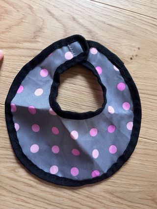 Cuna, bañera, orinal, babero y bolsita para muñeca