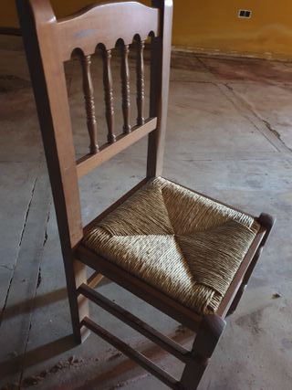 Sillas de madera por cierre de restaurante