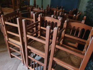 Sillas de madera por cierre de restaurante