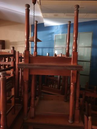 Sillas de madera por cierre de restaurante