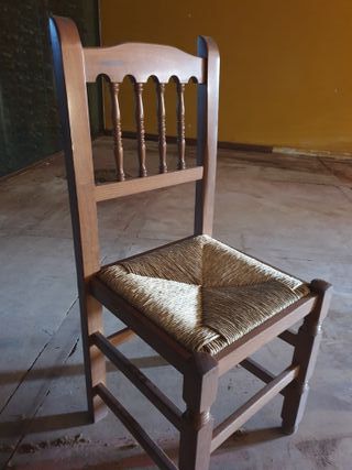 Sillas de madera por cierre de restaurante