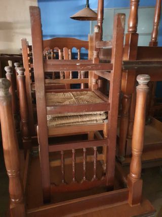 Sillas de madera por cierre de restaurante