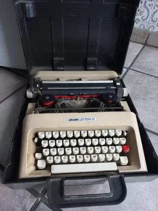 Máquina de escribir Olivetti Lettera 35