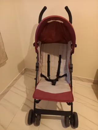 Carro de bebé color rojo y gris