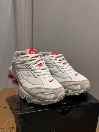 Zapatillas Nike Shox Blancas y Plateadas