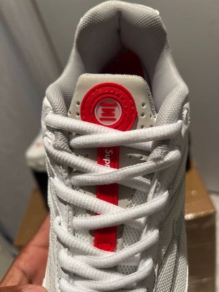 Zapatillas Nike Shox Blancas y Plateadas