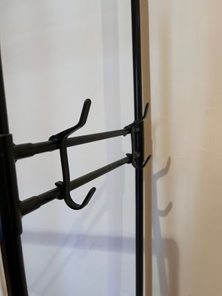 Burro perchero con ruedas y baldas