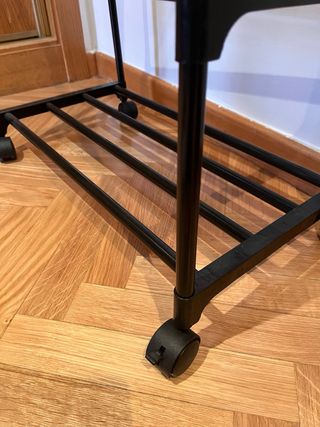 Burro perchero con ruedas y baldas