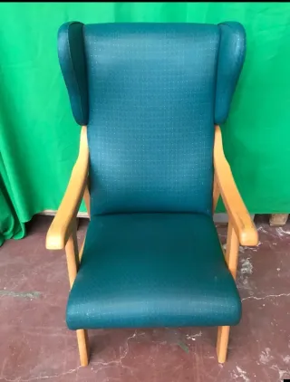 Sillón tapizado verde con patas de madera