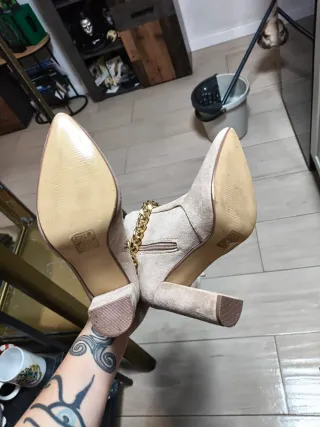 Botas altas beige con cadena dorada