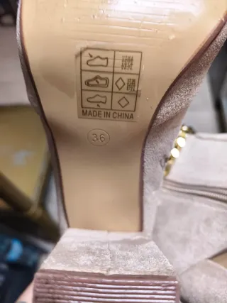 Botas altas beige con cadena dorada