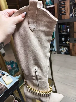 Botas altas beige con cadena dorada