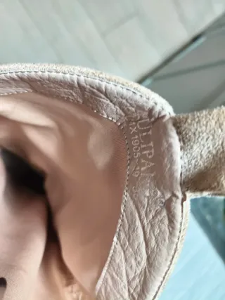 Botas altas beige con cadena dorada